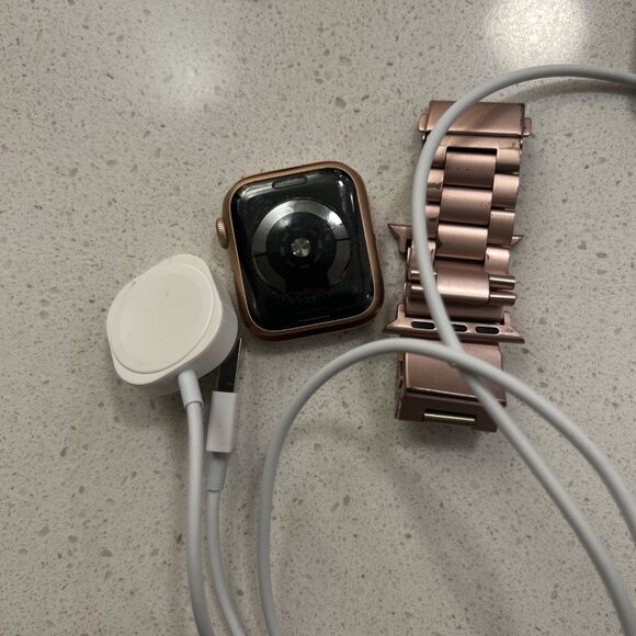 Apple Watch Series 4 40mm Aluminum Case, GPS (Locked To Owner) - With Band/Cord - Picture 2 of 2
